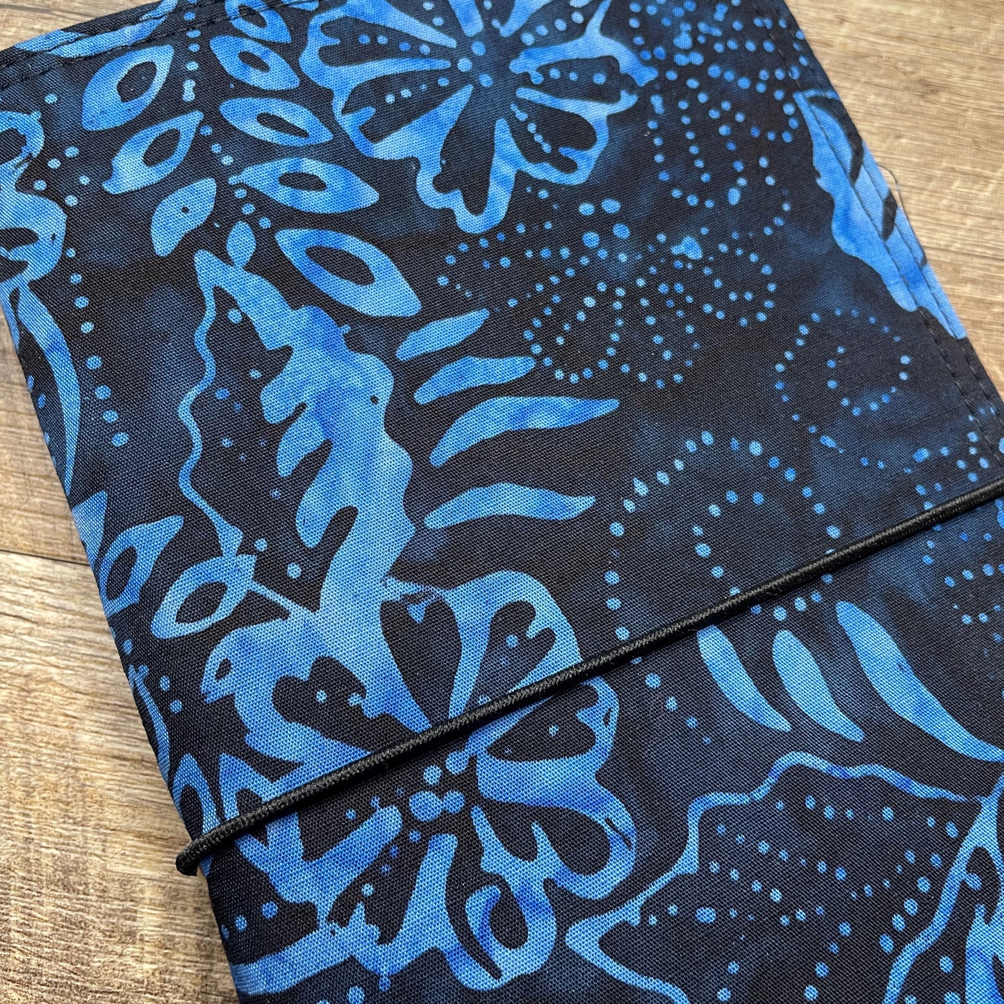 Wilddori Traveler's Notebook Cover Black Blue Flower